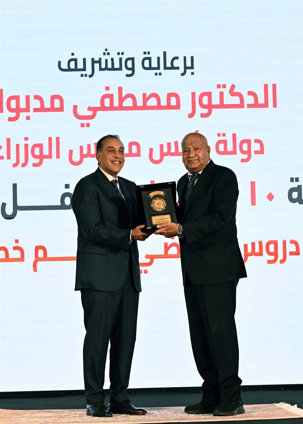 مدبولي يكرم وزير التموين السابق