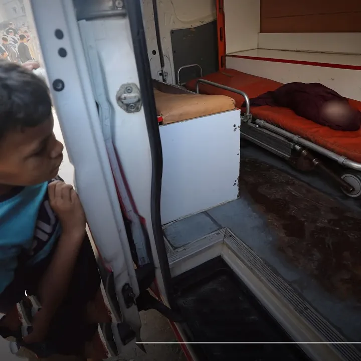 طفل من غزة ينظر بصدمة لجثمان شهد رضيع