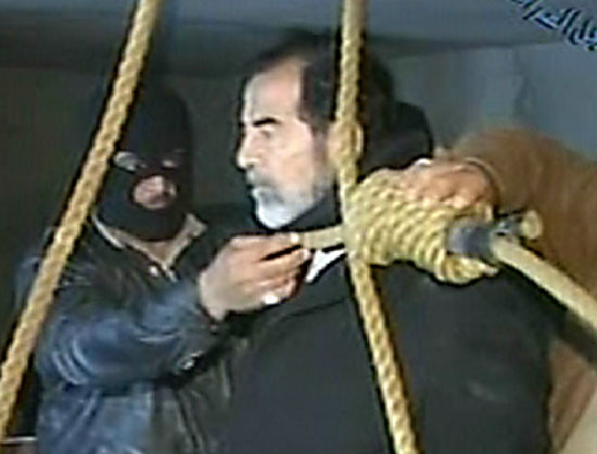 صورة من التليفزيون العراقي لحظة الإعدام