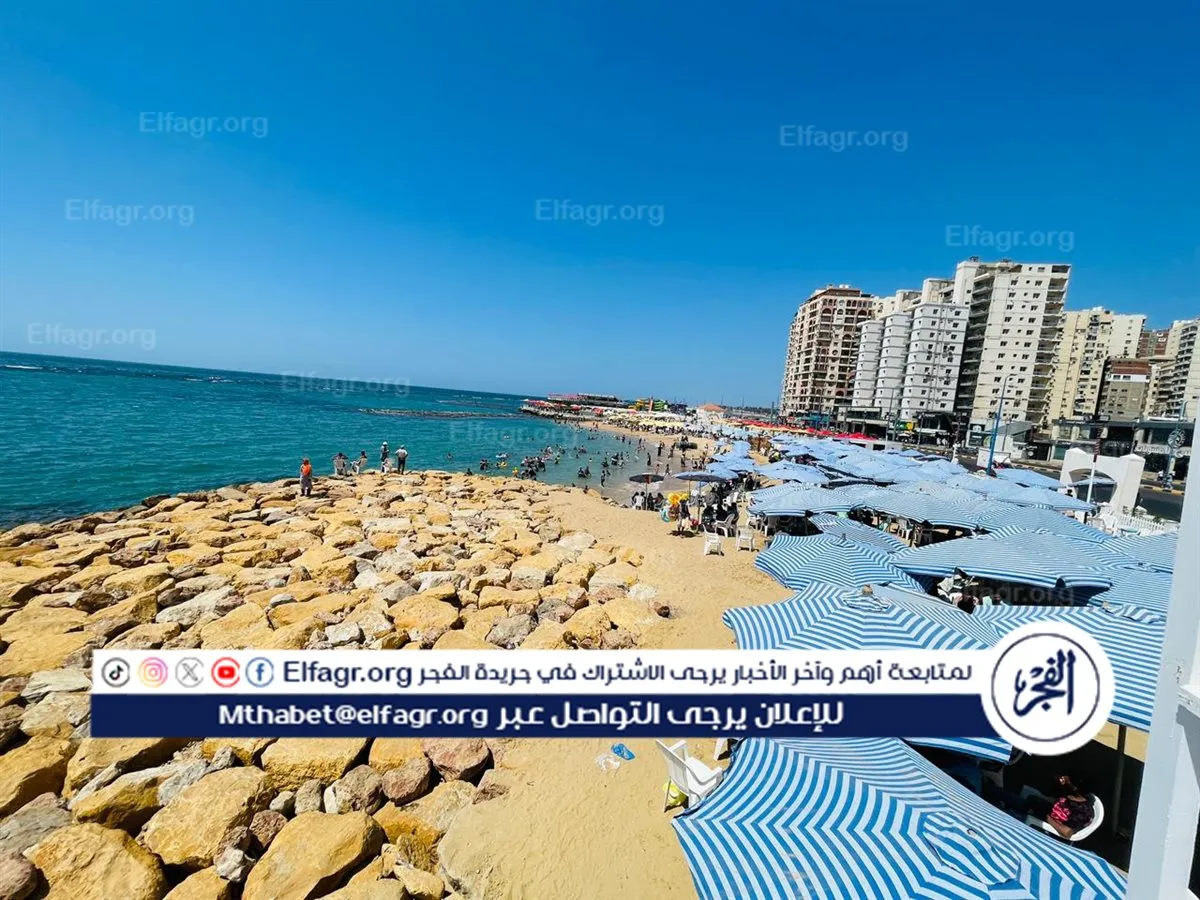 المئات من المصطافين والرواد على شواطىء شرق الإسكندرية&nbsp;