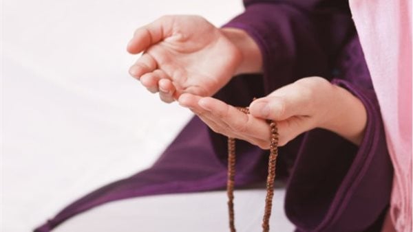 <strong>الدعاء للابن المتوفي... صدقة القلب وصوت الحنين</strong>