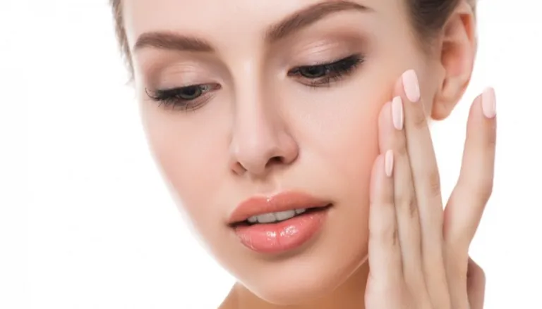 <strong>البشرة الحساسة… كيف تحمينها من التهيج وتحافظين على صفائها؟</strong>