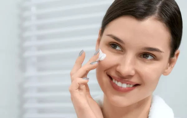 <strong>واقي الشمس.. درعك الأول لحماية البشرة من الشيخوخة وسرطان الجلد</strong>