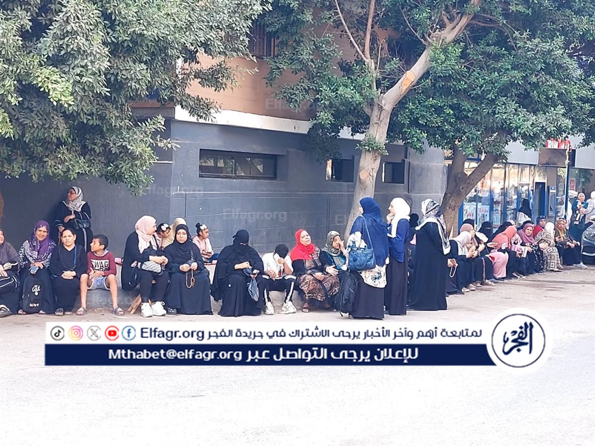 أمهات ينتظرن نبض النجاح أمام لجان الثانوية العامة ببني سويف