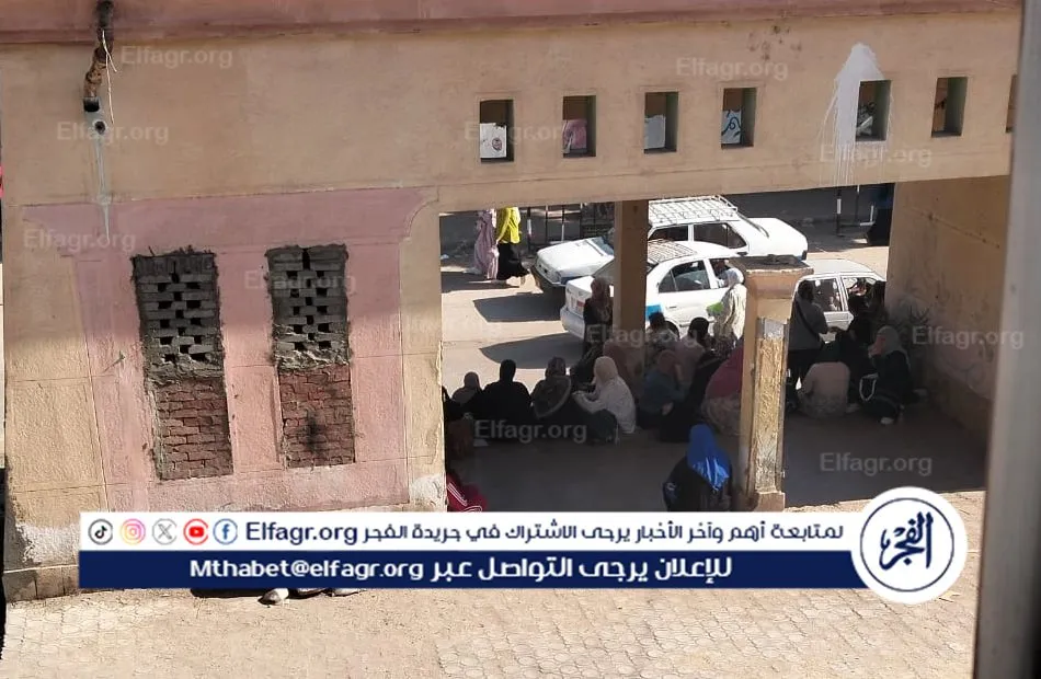 أمهات ينتظرن نبض النجاح أمام لجان الثانوية العامة ببني سويف