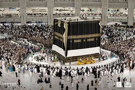 بكسوتها الجديدة.. طواف مهيب للمعتمرين حول الكعبة أول أيام العام الهجري 1447