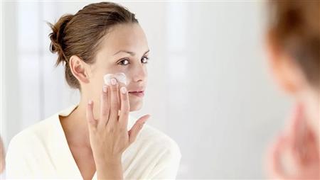 الجفاف الصيفي وأثره على البشرة.. كيف تحمين بشرتك من العطش؟