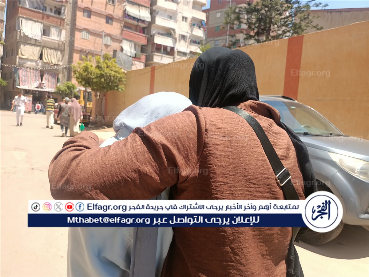 بكاء الطالبات عقب انتهاء امتحان الكيمياء بالإسكندرية 