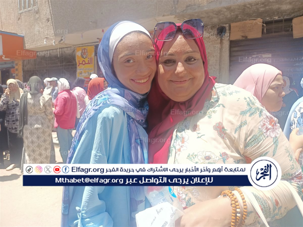 أحدى الطالبات برفقة والدتها عقب امتحان الجغرافيا في الإسكندرية