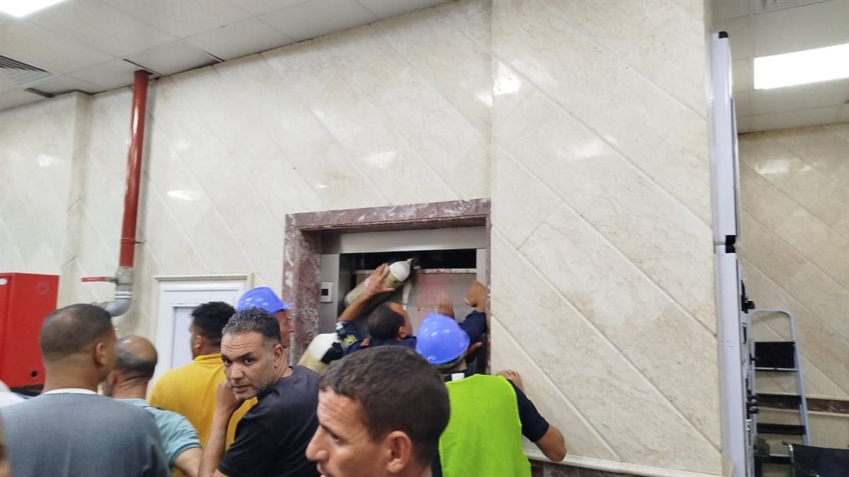 محاولات اخراج مترددين على مستشفى السلم ببني سويف تعطل بهم المصعد بالدور الأرضي