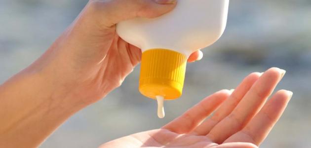 <strong>هل واقي الشمس يُغني عن تجاعيد المستقبل؟ الحقيقة التي لا يعرفها كثيرون</strong>