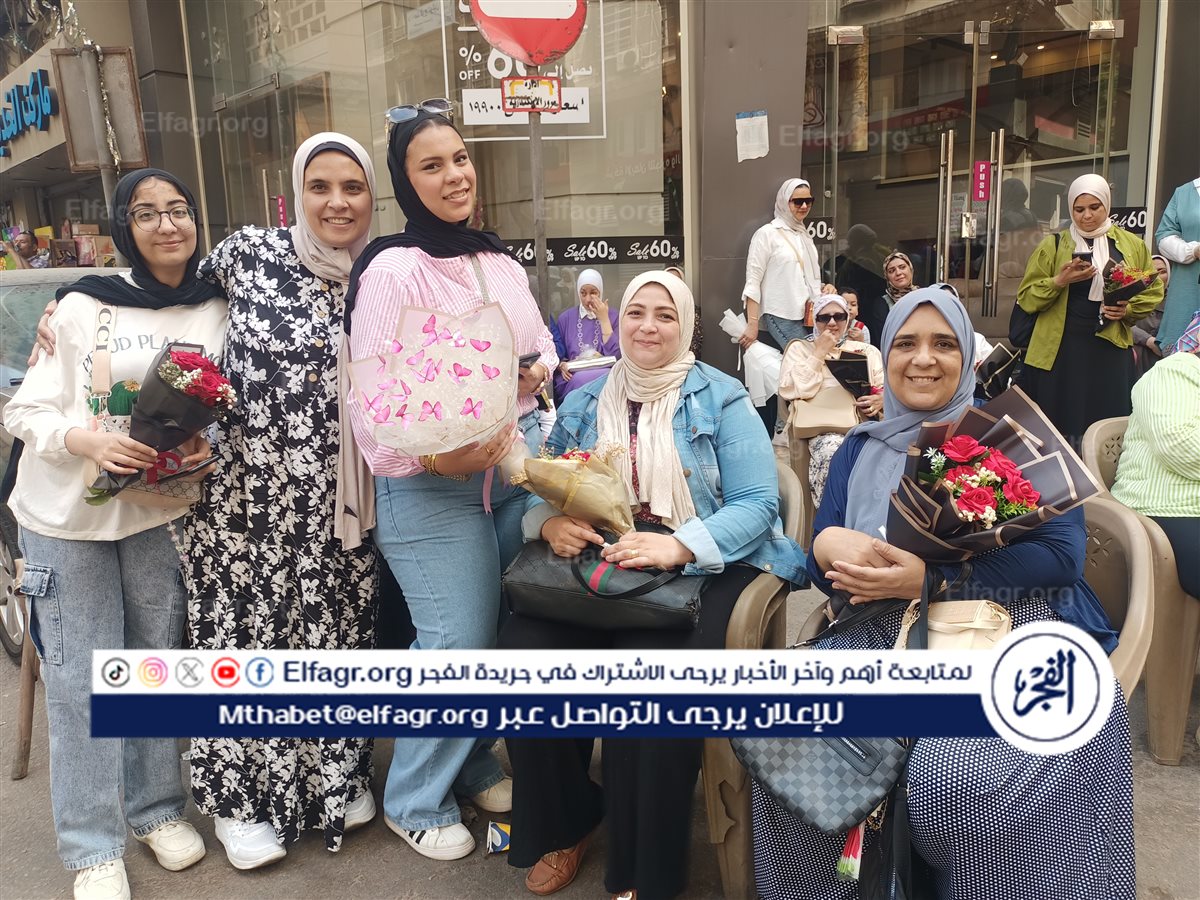 مظاهر الاحتفال أمام مدرسة هدى شعراوي في الإسكندرية 