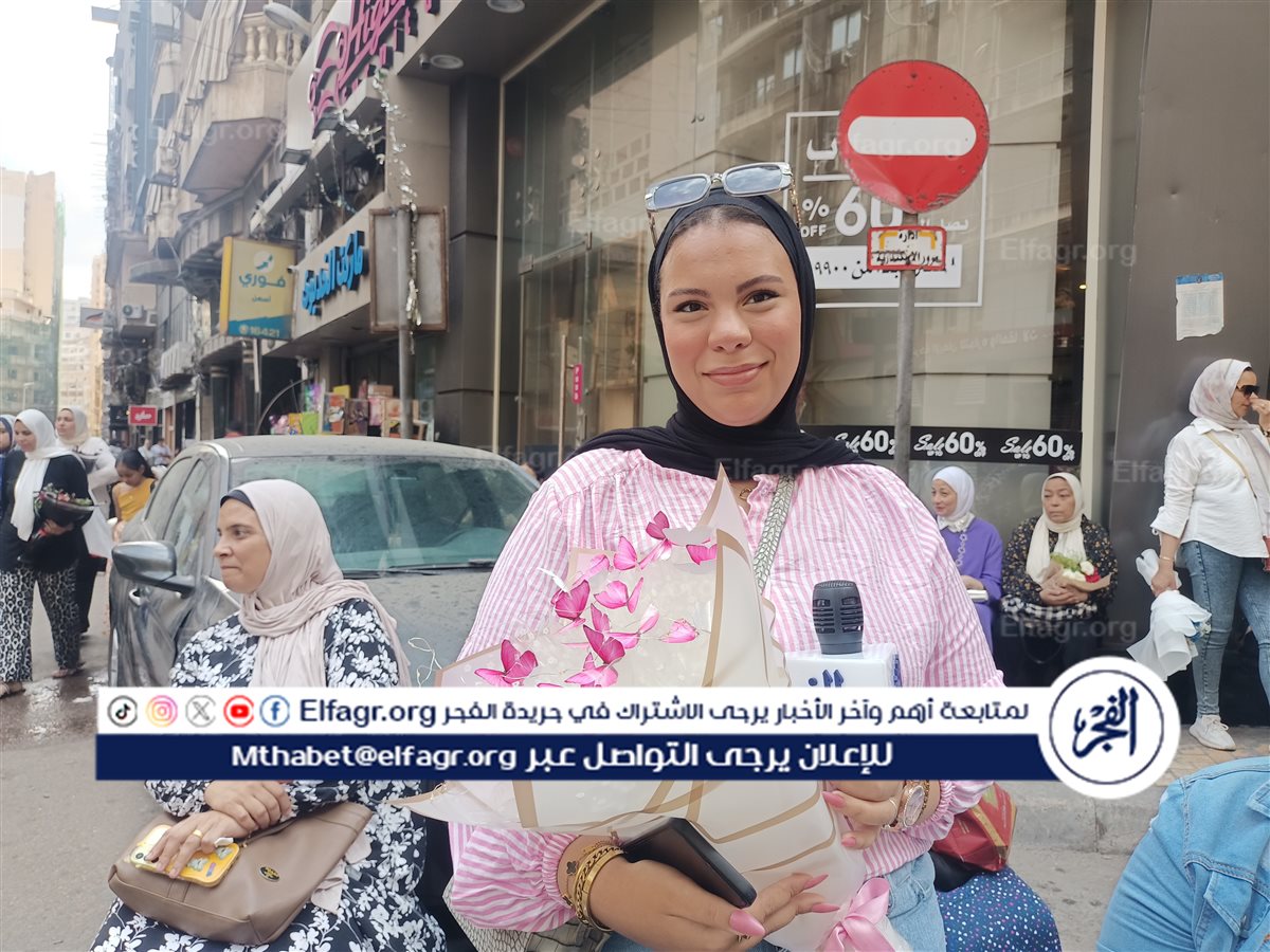 مظاهر الاحتفال أمام مدرسة هدى شعراوي في الإسكندرية 