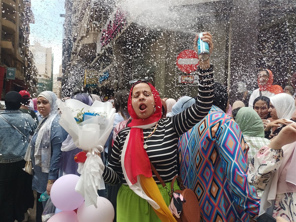 مظاهر الاحتفال أمام مدرسة هدى شعراوي في الإسكندرية 