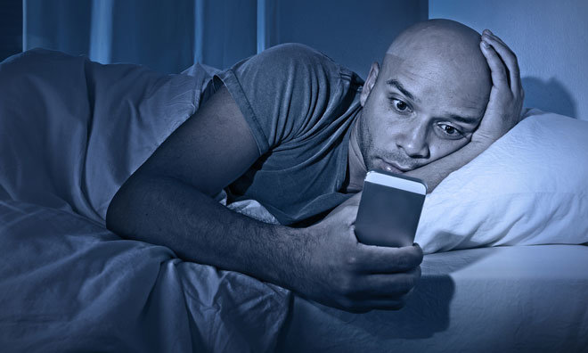 <strong>إدمان الهواتف الذكية: خطر صامت يهدد التركيز والعلاقات النفسية والاجتماعية</strong>