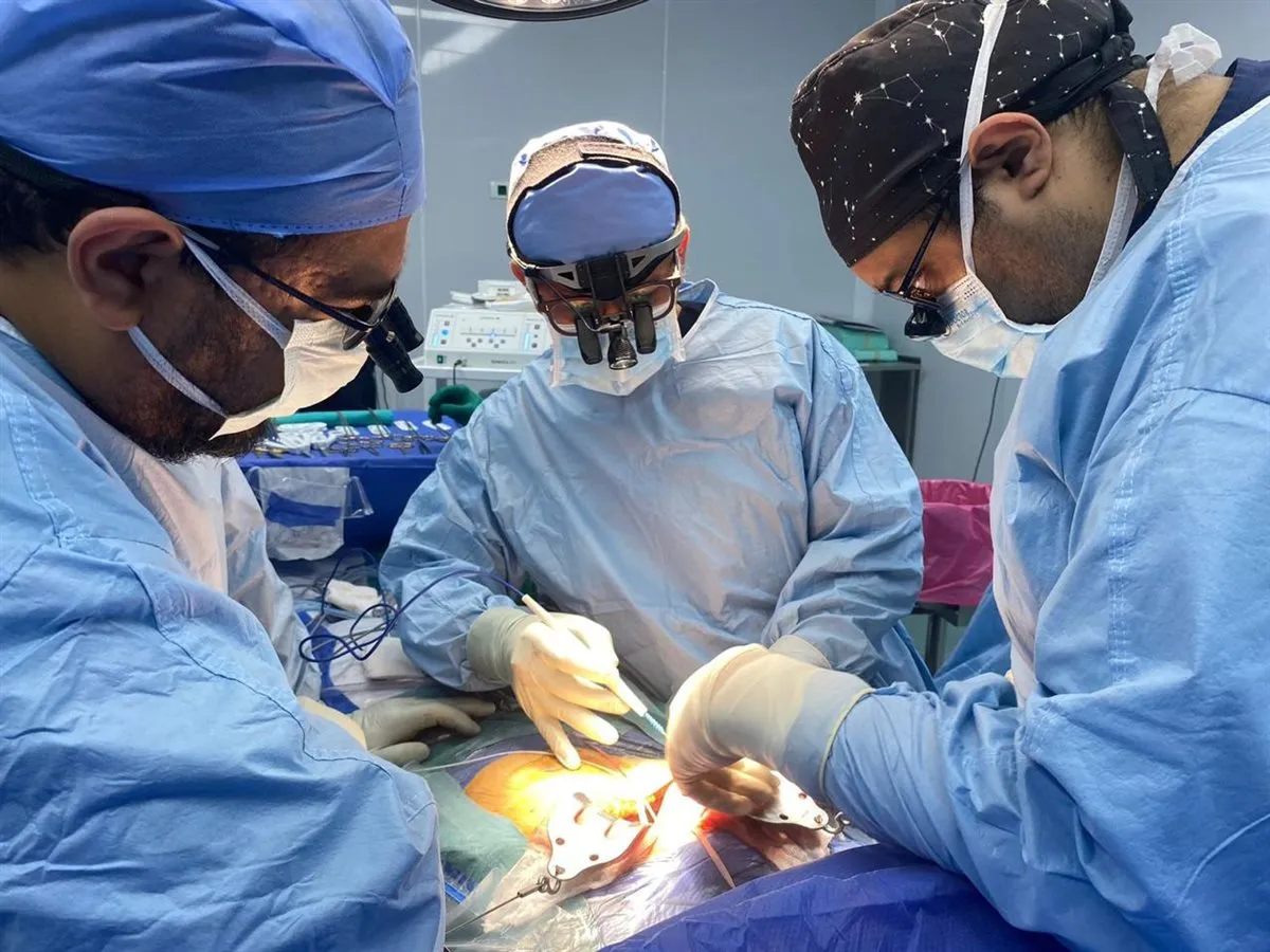 الفريق الطبي داخل غرفة العمليات