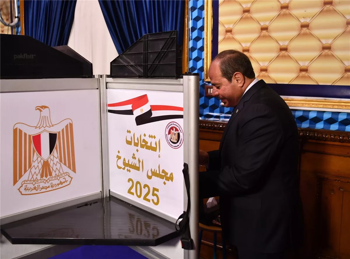 الرئيس السيسي يُدلي بصوته بمصر الجديدة