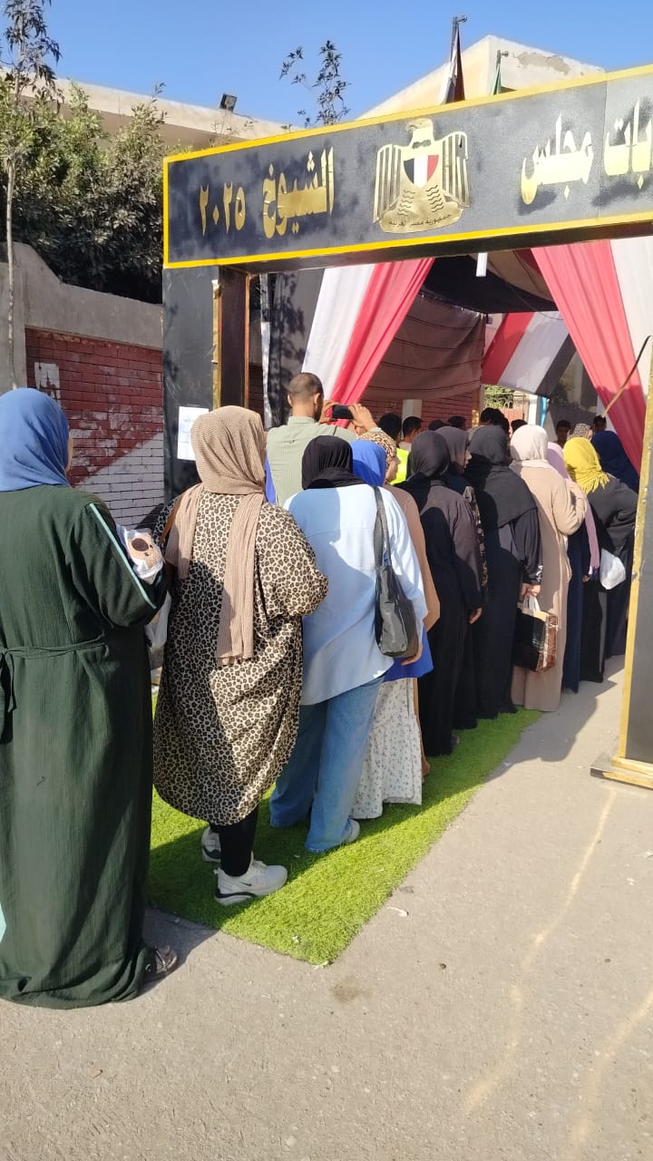 151755-سيدات-كفر-شكر-أمام-لجنة-الشهيد-محمد-جمال