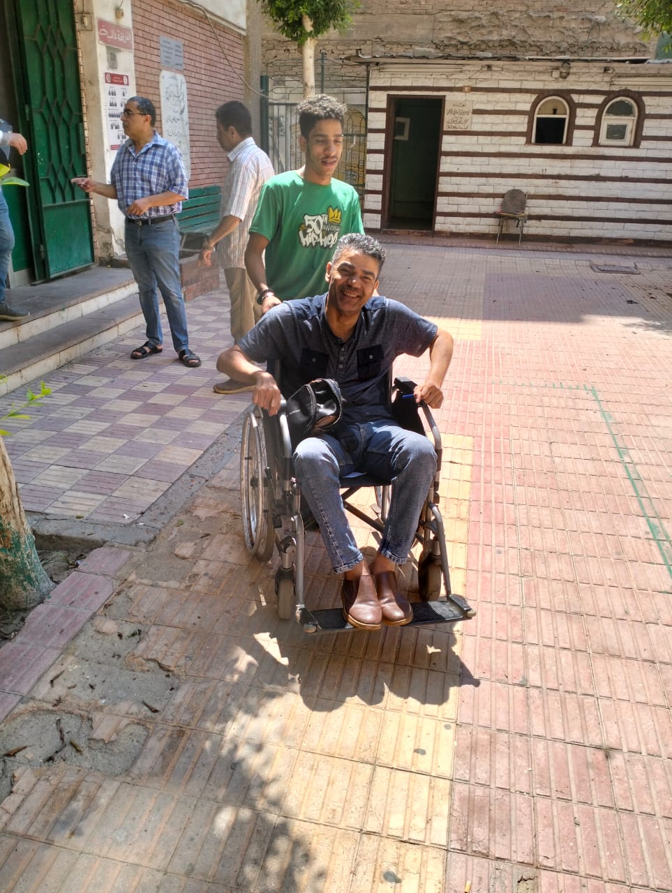 ذوي الهمم يشاركون في العرس الديمقراطي.. ناخب يدلي بصوته في انتخابات مجلس الشيوخ بالزيتون