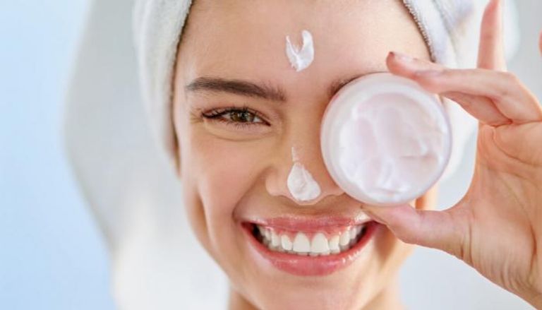 <strong>العناية بالبشرة في فصل الصيف: خطوات تحافظ على إشراقتك وسط الحرارة المرتفعة</strong>