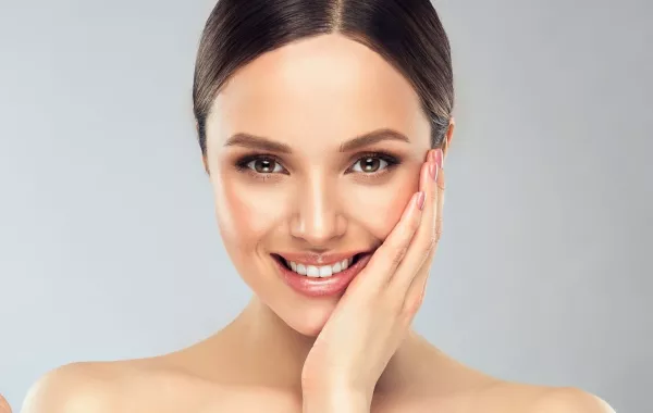 العناية بالبشرة المختلطة في فصل الصيف: توازن بين الجفاف والدهون