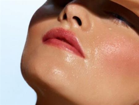 العناية بالبشرة في الصيف.. خطوات أساسية للحفاظ على النضارة