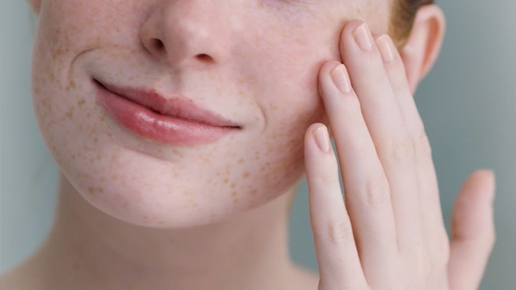 العناية بالبشرة.. سر الجمال والصحة في كل المواسم