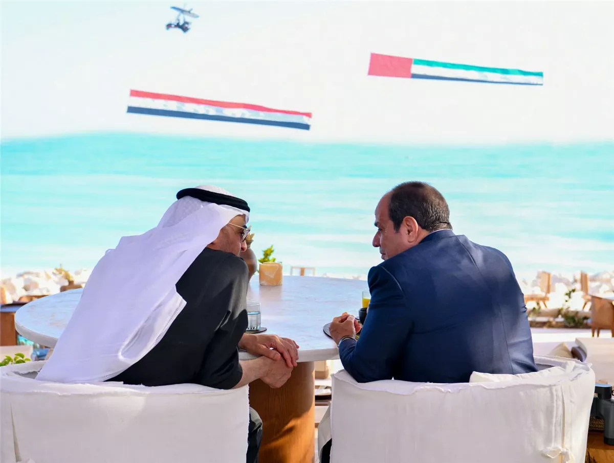 أجواء ودية تجمع الرئيس السيسي والشيخ محمد بن زايد على مائدة إفطار بمدينة العلمين