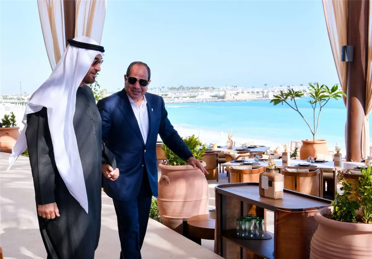 أجواء ودية تجمع الرئيس السيسي والشيخ محمد بن زايد على مائدة إفطار بمدينة العلمين