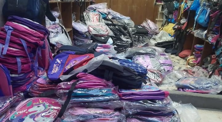 جانب من سوق  بيع الشنط 