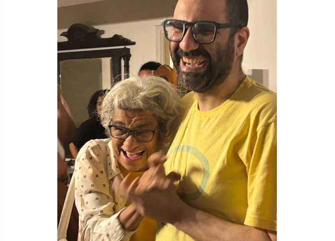 داخل منزله.. أول صور لـ علاء عبد الفتاح بعد العفو الرئاسي