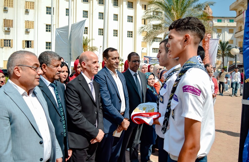 رئيس الجامعة يشارك تحية العلم 