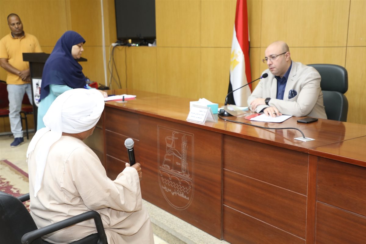 المحافظ مع المواطنين