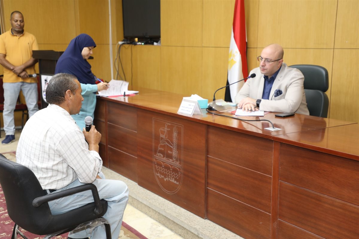 المحافظ يستمع لشكوي مواطن