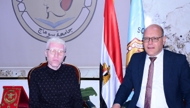 عقب إتمام الإجراءات، استقبل رئيس الجامعة يوسف في مكتبه مهنئًا إياه على تولي مهامه