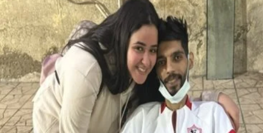 إنها لم تكن تتصور أن تتحول رحلتها الطويلة مع زوجها المريض، التي كانت خلالها السند والداعمة له حتى آخر لحظة في حياته، إلى مادة رائجة للشائعات والتكهنات