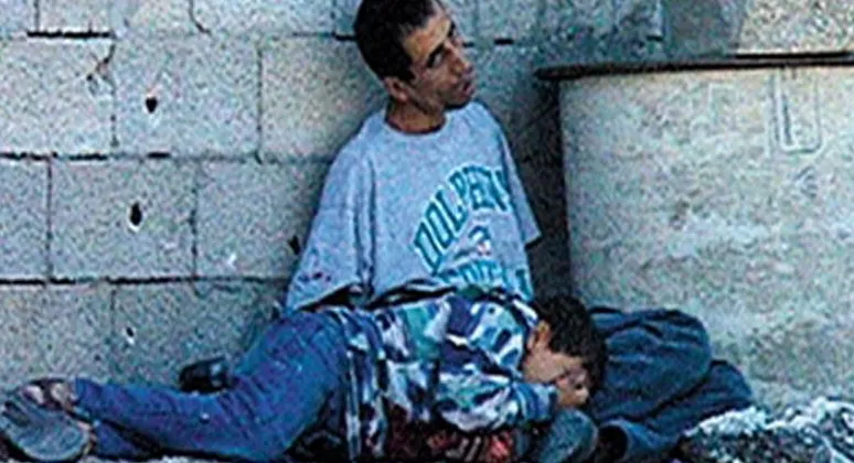 فلحظة صنعت الذكرة، وأشعلت جذوة الحافظين للقضية، وصفعت وَجْنَات الغافلين.