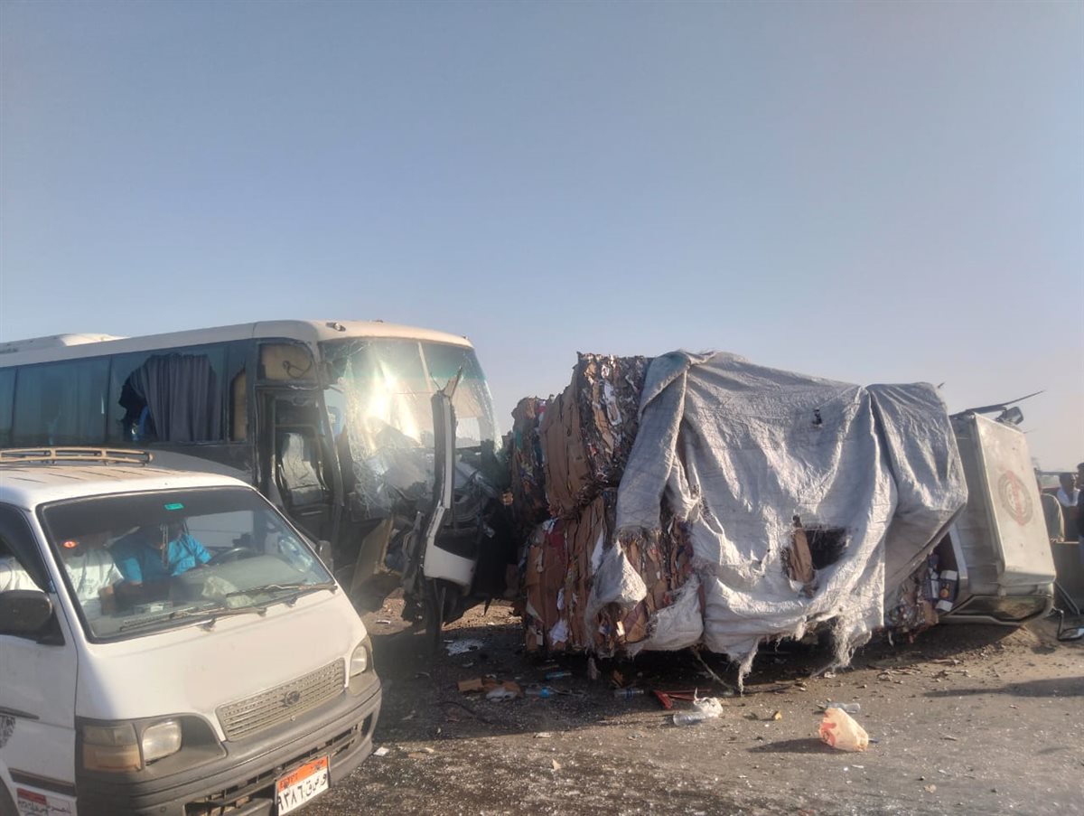 تصادم اتوبيس بسيارتين في بني سويف 