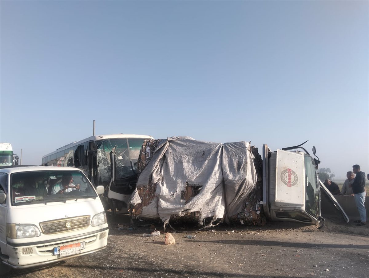 تصادم اتوبيس بسيارتين في بني سويف 