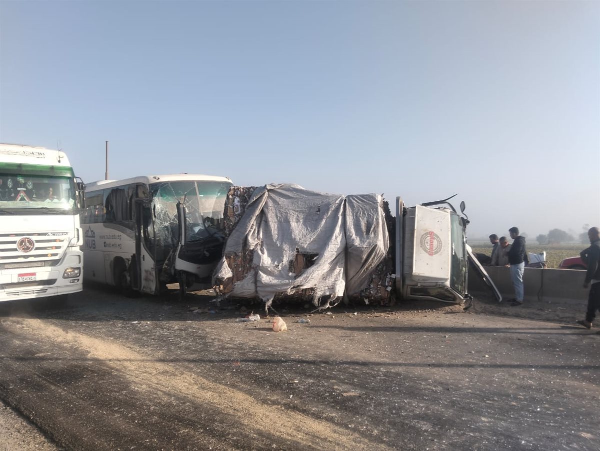 تصادم اتوبيس بسيارتين في بني سويف 