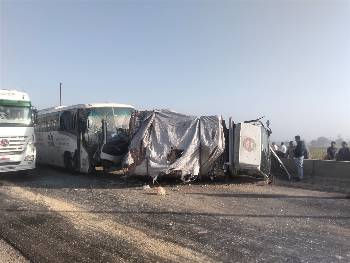 تصادم اتوبيس بسيارتين في بني سويف 