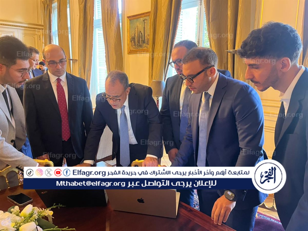 وزير الخارجية وأعضاء القنصلية المصرية في باريس