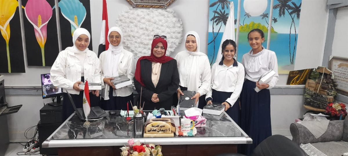 <strong>تسليم أجهزة التابلت لطالبات إهناسيا الثانوية بنات</strong>