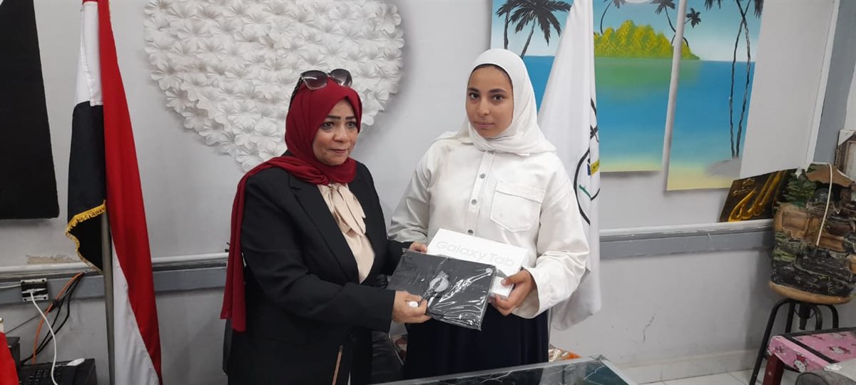 <strong>تسليم أجهزة التابلت لطالبات إهناسيا الثانوية بنات</strong>