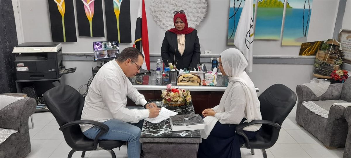 <strong>تسليم أجهزة التابلت لطالبات إهناسيا الثانوية بنات</strong>