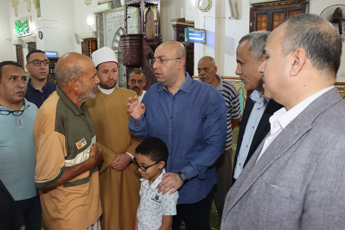 <strong>محافظ بني سويف يلتقي المواطنين عقب صلاة الجمعة</strong>