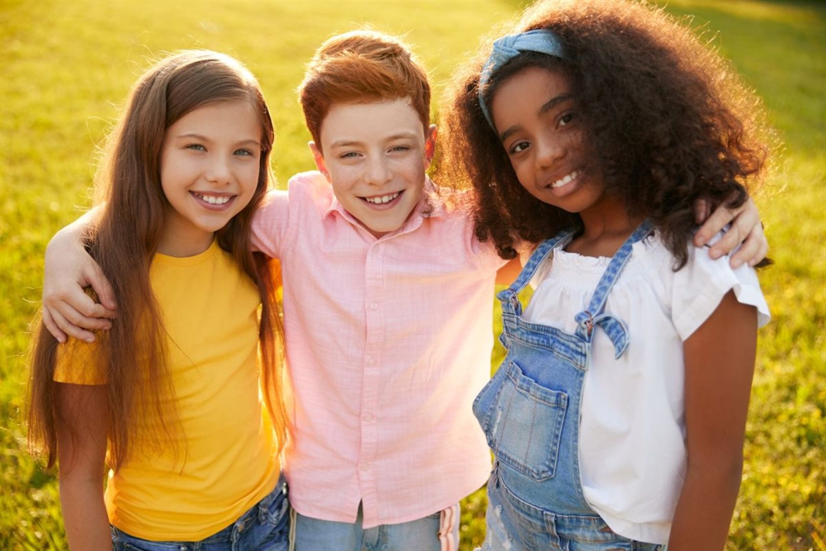 أنواع الصداقة وخصائصها بين العمق والمرح والعقلانية