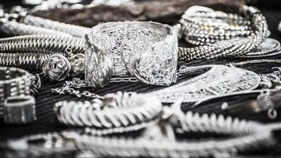 تراجع أسعار الفضة عالميًا ومحليًا وسط ضغوط الدولار وعمليات البيع المكثفة