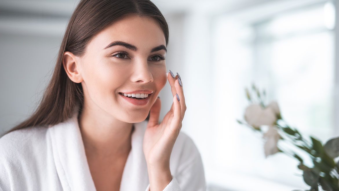 <strong>العناية بالشعر في الشتاء.. خطوات أساسية لتجنب الجفاف والتساقط</strong>