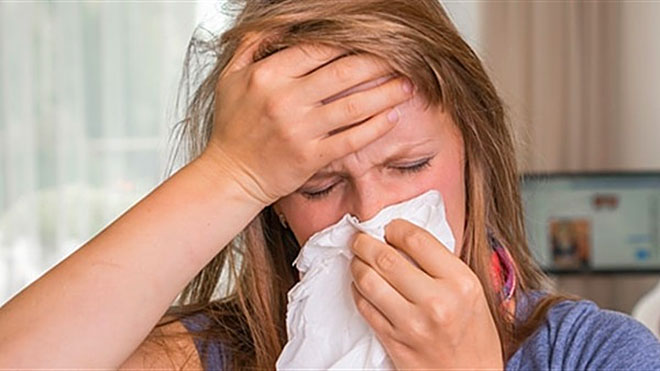 <i>تزايد حالات نزلات البرد مع تقلبات الجو.. كيف نحافظ على صحتنا في موسم العدوى؟</i>